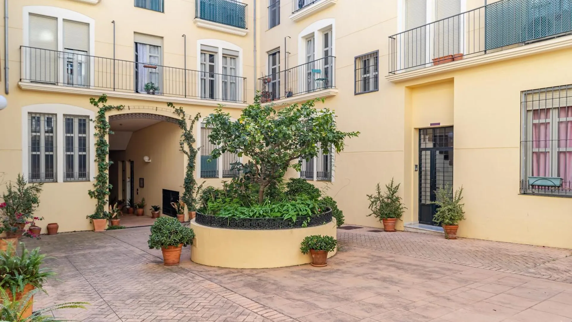 Charming 4-Bedroom Apartment In Malaga'S Historic Center Malaga