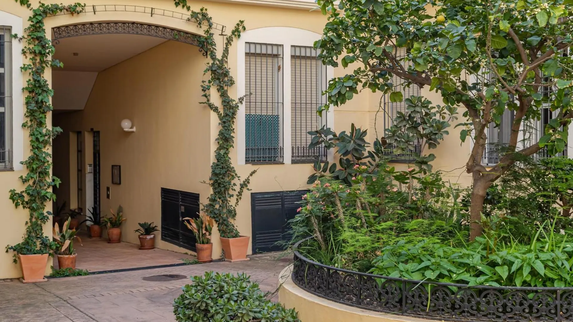Charming 4-Bedroom Apartment In Malaga'S Historic Center