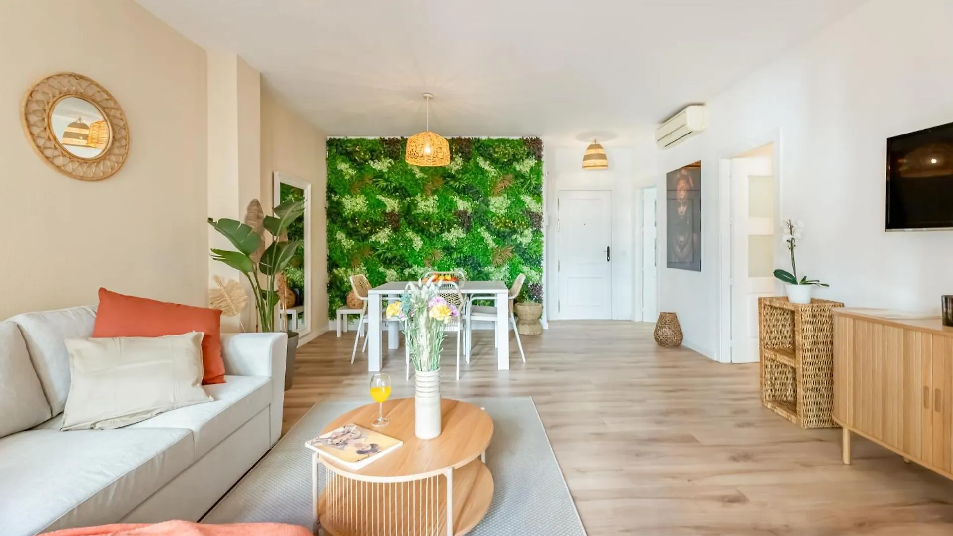 Charming 4-Bedroom Apartment In Malaga'S Historic Center 0*,  Spanien