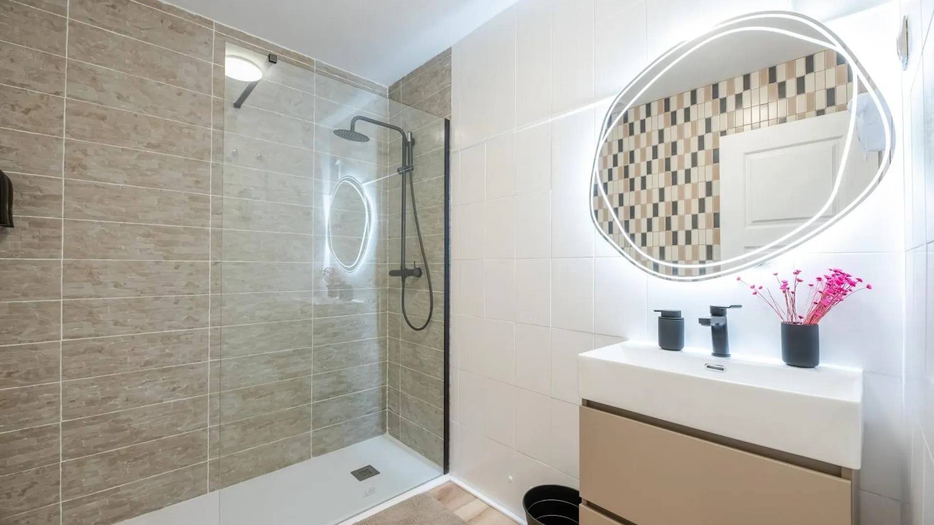 Charming 4-Bedroom Apartment In Malaga'S Historic Center