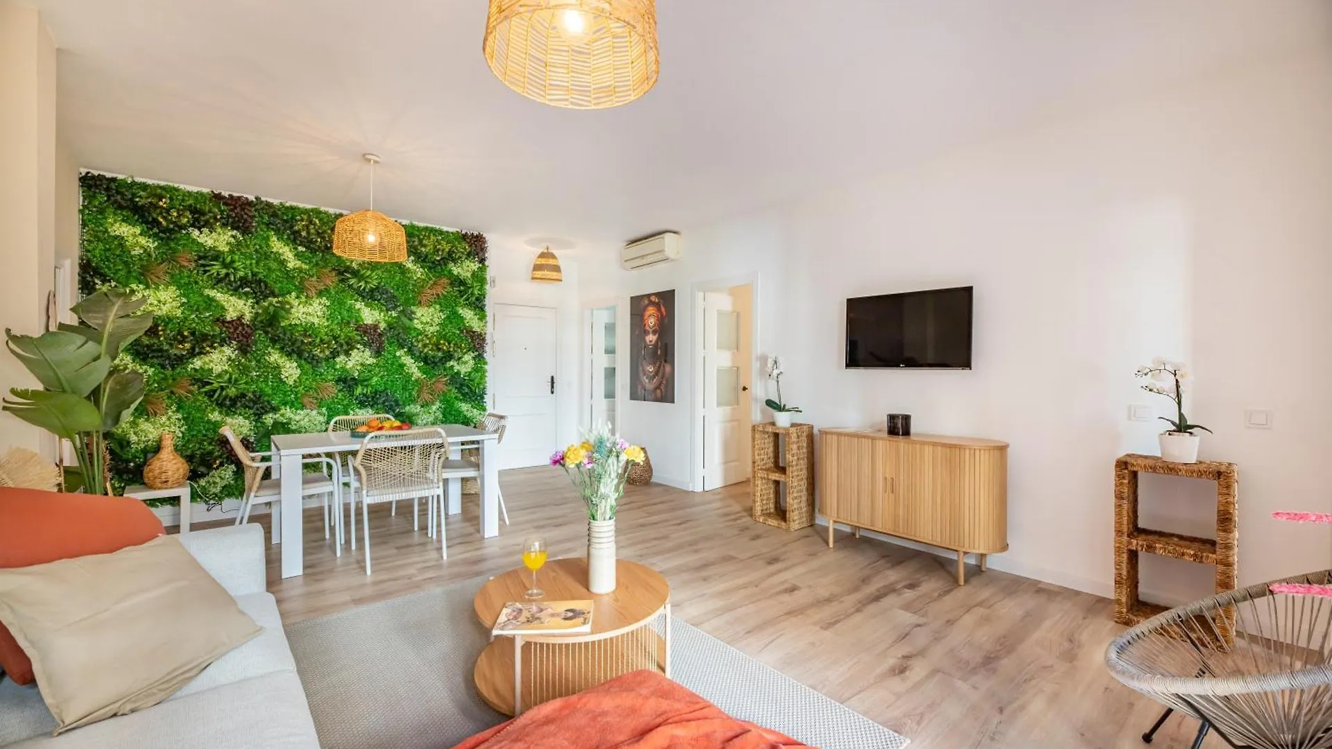 Charming 4-Bedroom Apartment In Malaga'S Historic Center Spanien
