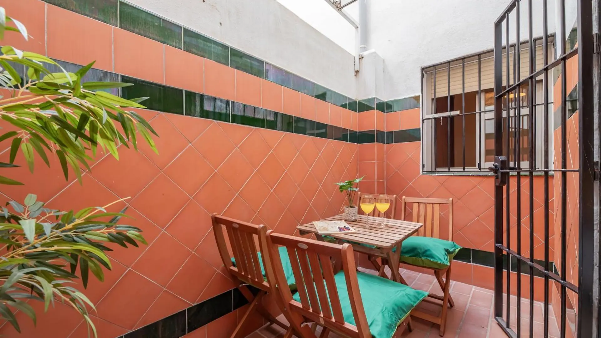 Charming 4-Bedroom Apartment In Malaga'S Historic Center